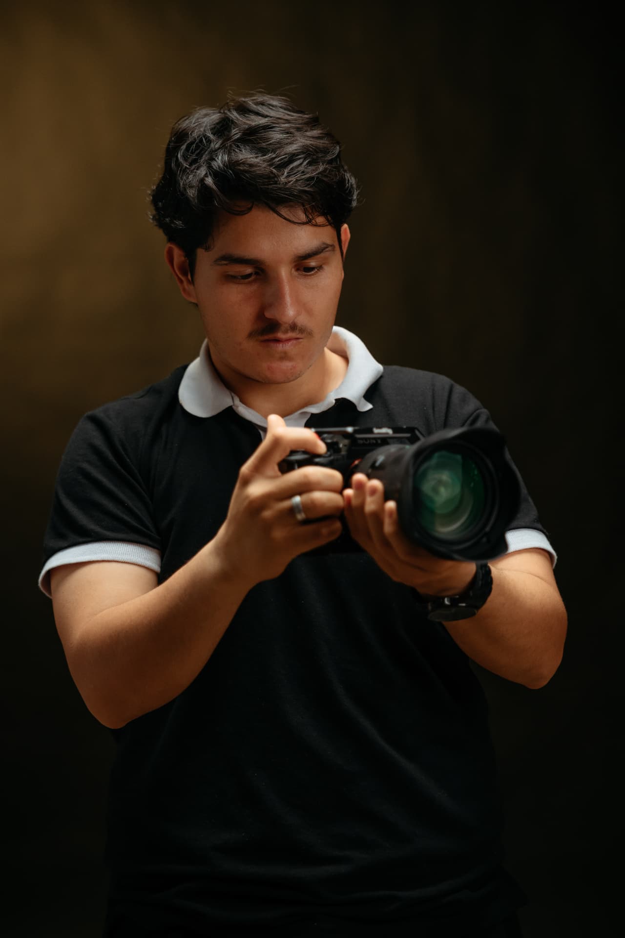 Sonny, filmmaker, posando com a câmera em estúdio